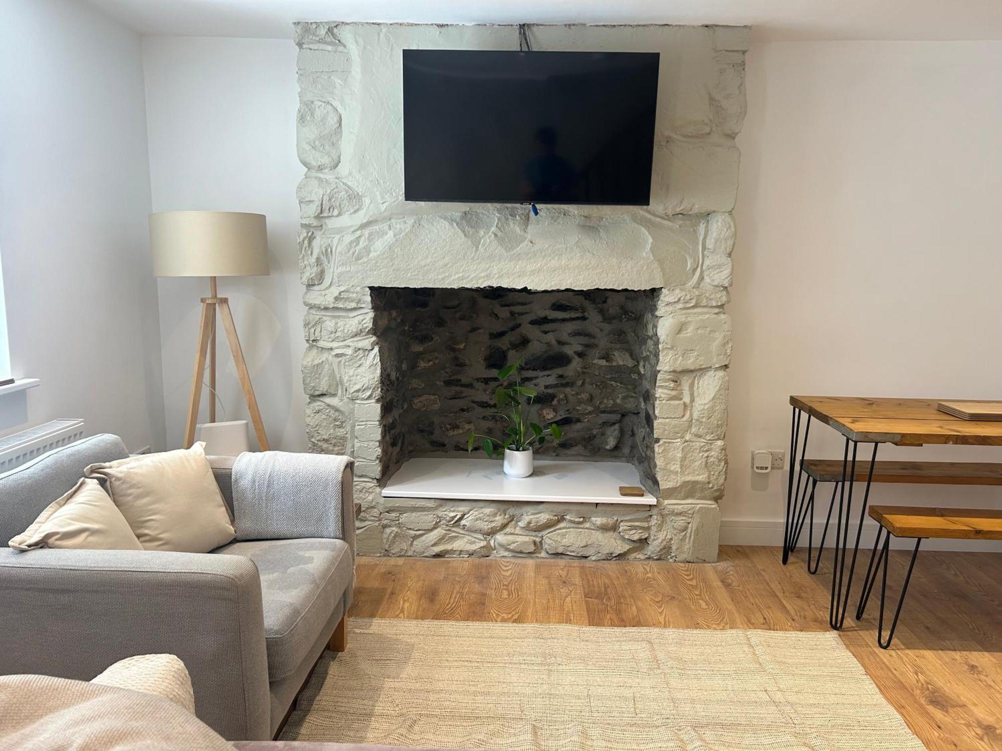 Cosy Modern Miners Cottage Llanllechid ภายนอก รูปภาพ